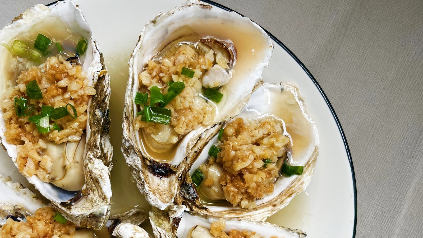 Steamed Oysters with Garlic
